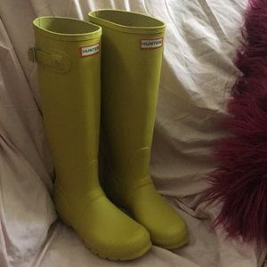 Yellow matte hunter boots worn once
